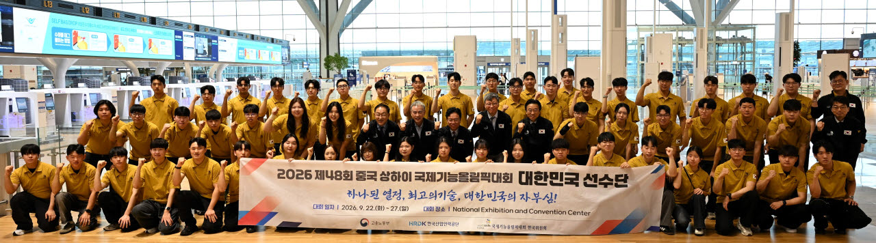 김영훈 노동부 장관과 이용우 더불어민주당 의원은 19일 인천국제공항에서 열린 출국 행사에 참석해 선수단을 격려했다.(사진=고용노동부)
