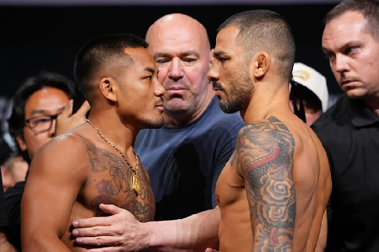 UFC 플라이급 타이틀전을 앞둔 챔피언 조슈아 반(왼쪽)과 도넌자 알레샨드리 판토자가 서로 신경전을 벌이고 있다. 사진=UFC