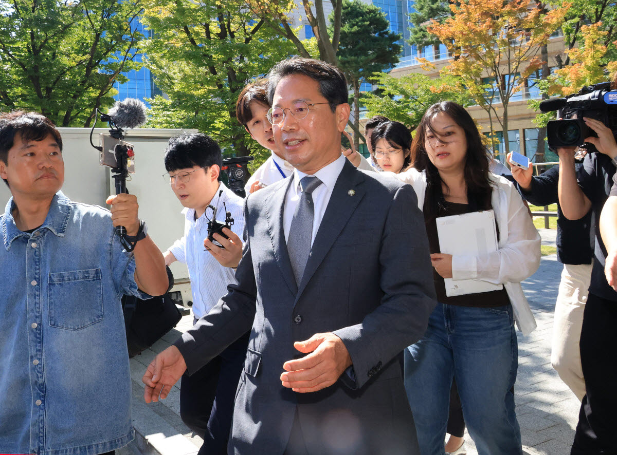 김승원 법무부 장관 후보자가 19일 사퇴 기자회견을 마치고 국회 소통관을 나서고 있다. (사진=연합뉴스)