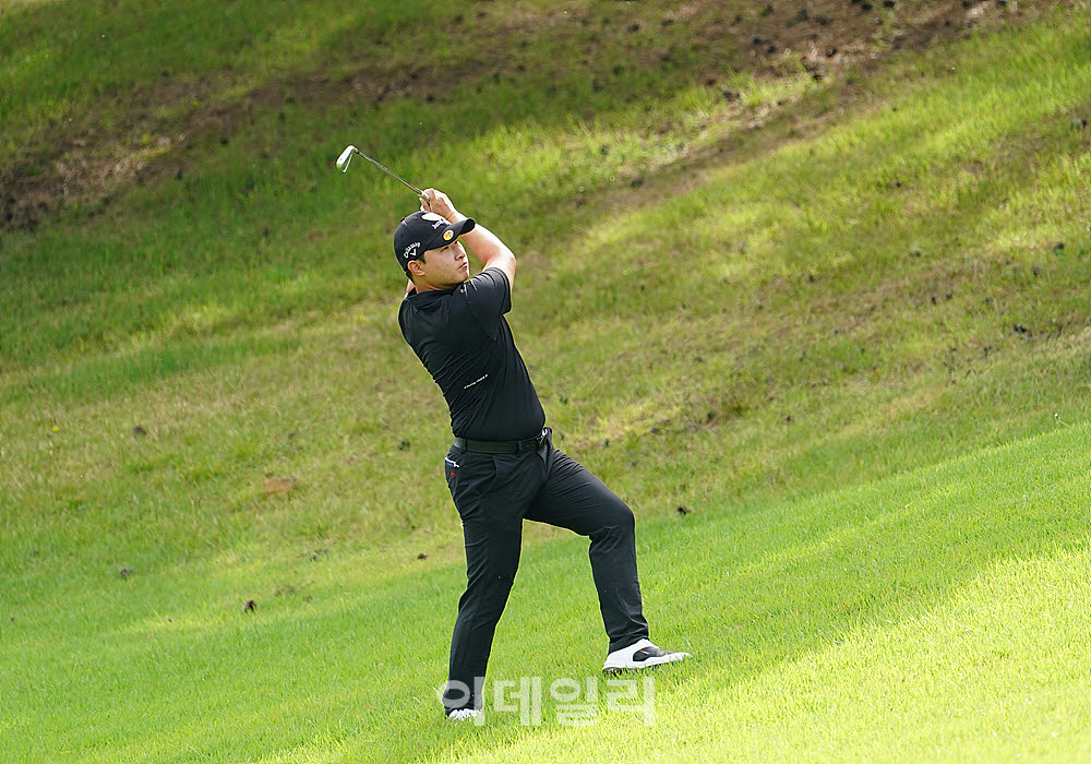 [포토] 이재진, 언덕에서 걷어 올린 샷