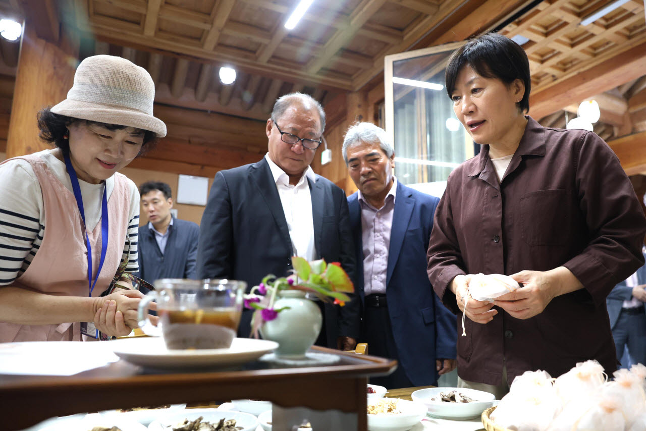 송미령 농림축산식품부 장관이 19일 경기 이천시 백사면 산수유마을을 방문해 체험 프로그램 운영 현장을 살펴보고 있다. (사진=농림축산식품부)