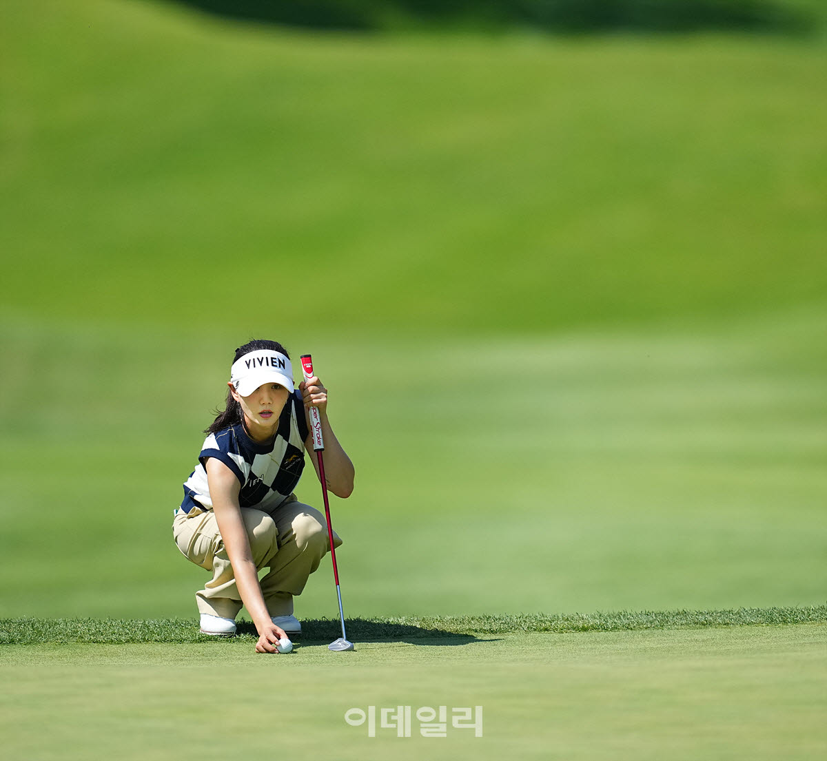 [이데일리 골프IN(대부도)=조원범 기자]19일 경기도 안산에 위치한 더헤븐 컨트리클럽(파72ㅣ6,819야드)에서 ‘하나금융그룹 챔피언십’(총상금 15억 원 우승상금 2억 7천만 원)3라운드가 열린 가운데 박소혜(비비안)가 18번홀에서 경기를 치르고 있다.