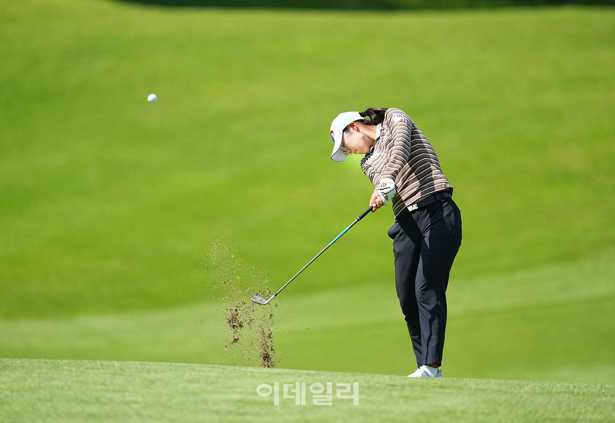 [이데일리 골프IN(대부도)=조원범 기자]19일 경기도 안산에 위치한 더헤븐 컨트리클럽(파72ㅣ6,819야드)에서 ‘하나금융그룹 챔피언십’(총상금 15억 원 우승상금 2억 7천만 원)3라운드가 열린 가운데 김가희(SBI저축은행)가 18번홀에서 경기를 치르고 있다.