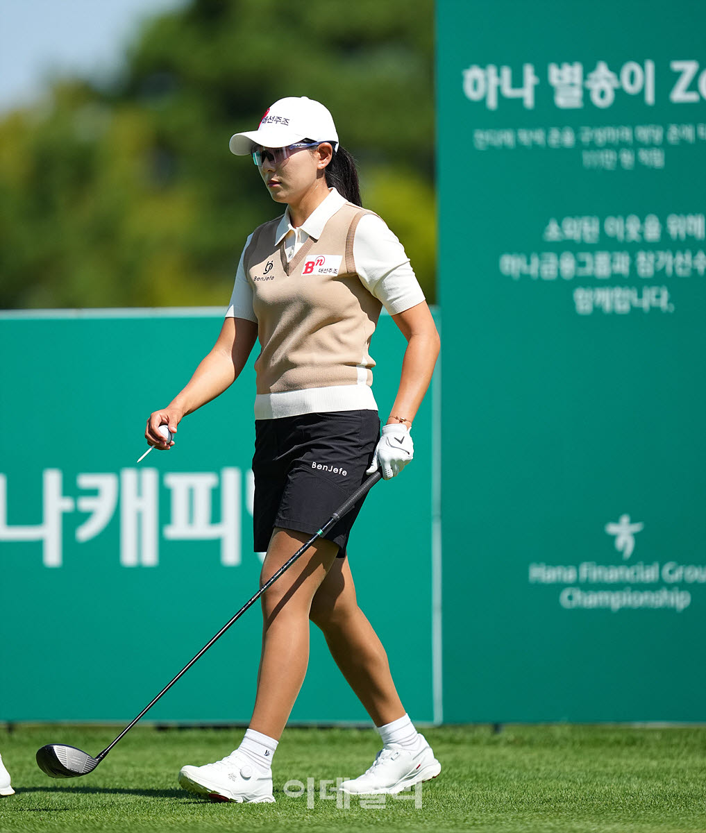 [이데일리 골프IN(대부도)=조원범 기자]19일 경기도 안산에 위치한 더헤븐 컨트리클럽(파72ㅣ6,819야드)에서 ‘하나금융그룹 챔피언십’(총상금 15억 원 우승상금 2억 7천만 원)3라운드가 열린 가운데 이지현3(대선주조)가 18번홀에서 경기를 치르고 있다.