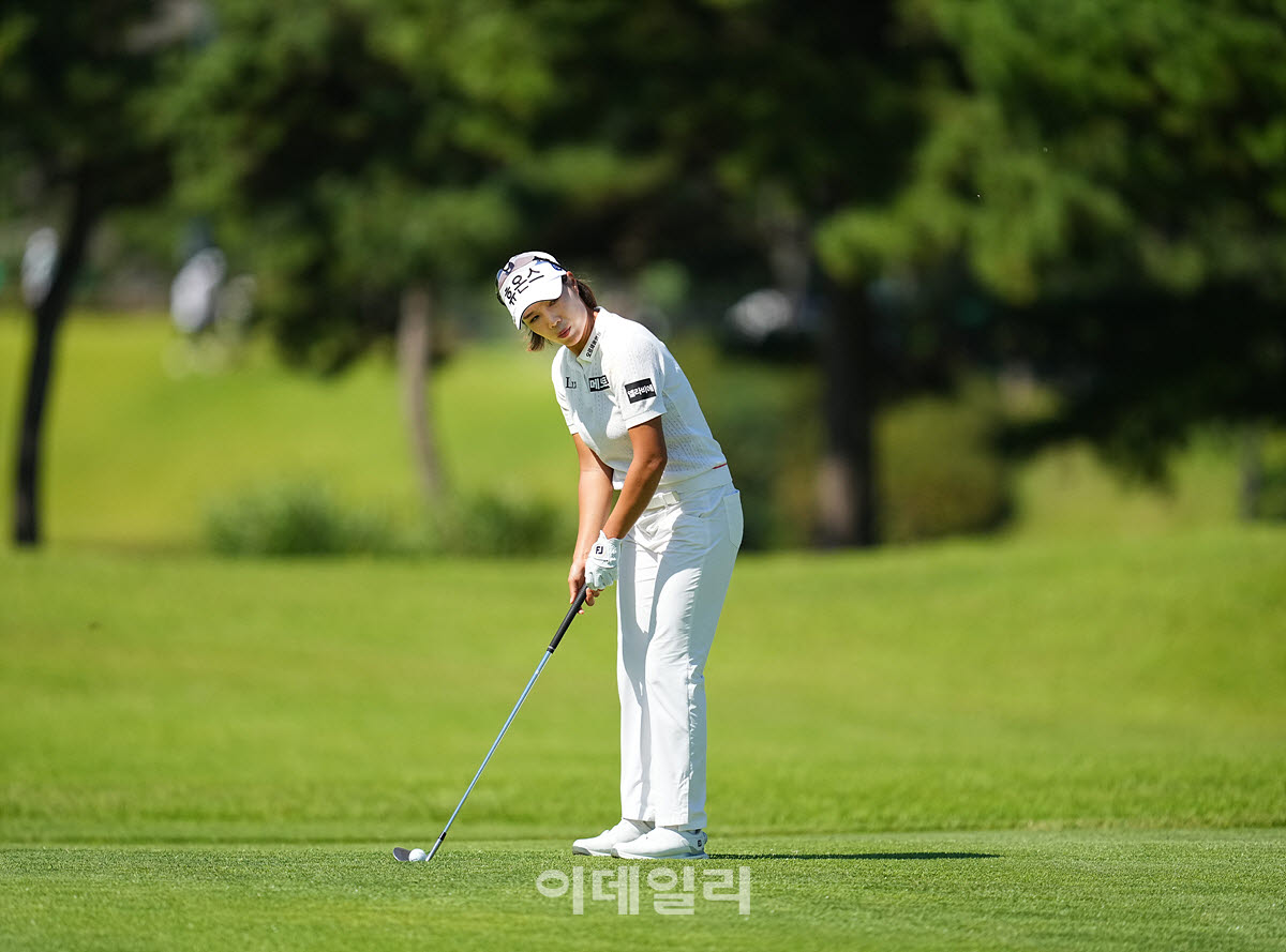 [이데일리 골프IN(대부도)=조원범 기자]19일 경기도 안산에 위치한 더헤븐 컨트리클럽(파72ㅣ6,819야드)에서 ‘하나금융그룹 챔피언십’(총상금 15억 원 우승상금 2억 7천만 원)3라운드가 열린 가운데 최민경(휴온스)이 18번홀에서 경기를 치르고 있다.