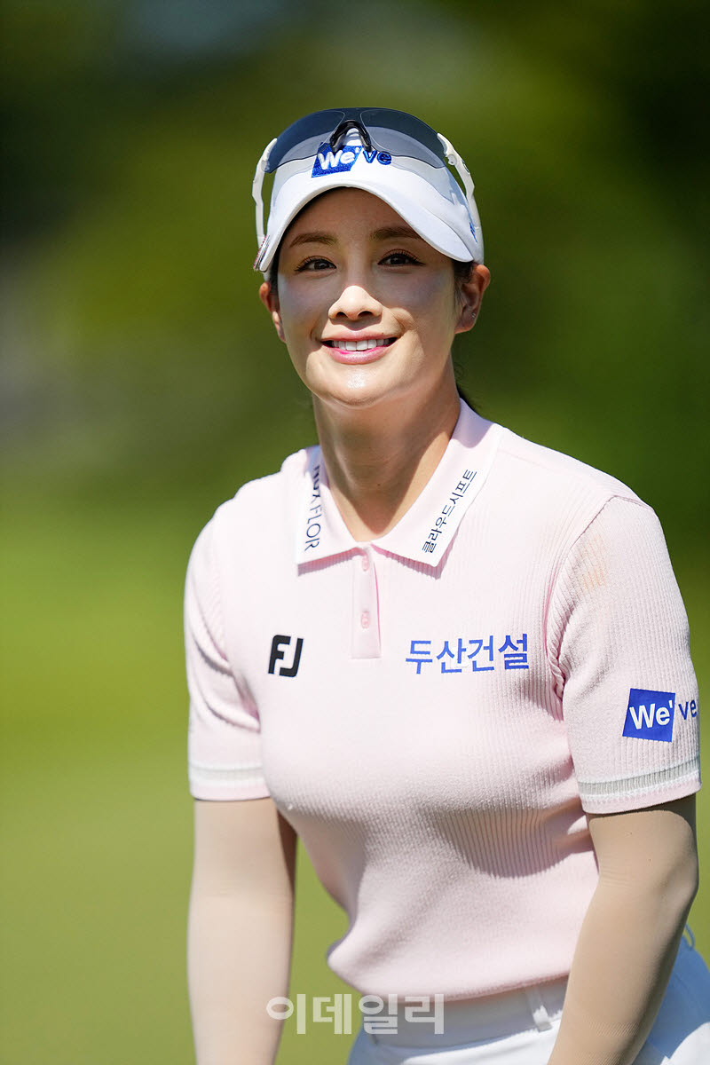 [이데일리 골프IN(대부도)=조원범 기자]19일 경기도 안산에 위치한 더헤븐 컨트리클럽(파72ㅣ6,819야드)에서 ‘하나금융그룹 챔피언십’(총상금 15억 원 우승상금 2억 7천만 원)3라운드가 열린 가운데 박결(두산건설 위브)이 17번홀에서 경기를 치르고 있다.