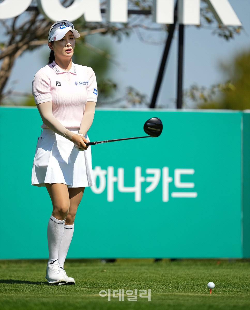 [이데일리 골프IN(대부도)=조원범 기자]19일 경기도 안산에 위치한 더헤븐 컨트리클럽(파72ㅣ6,819야드)에서 ‘하나금융그룹 챔피언십’(총상금 15억 원 우승상금 2억 7천만 원)3라운드가 열린 가운데 박결(두산건설 위브)이 18번홀에서 경기를 치르고 있다.