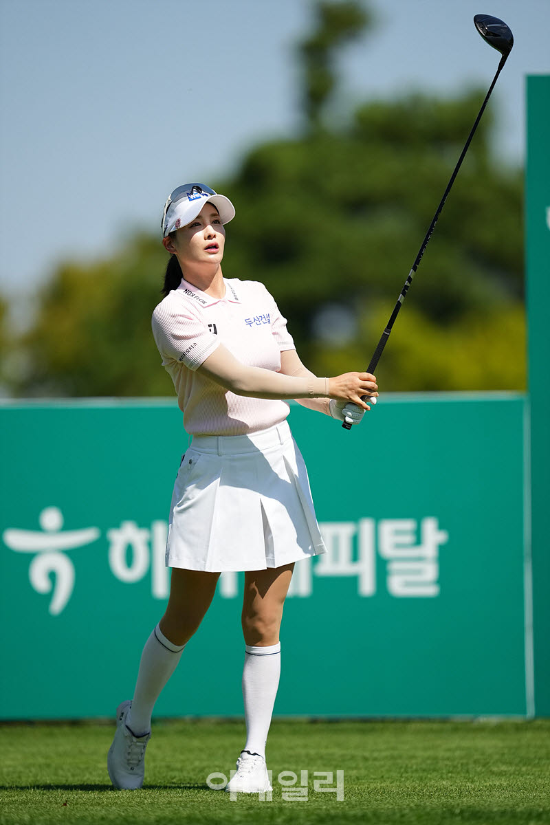 [이데일리 골프IN(대부도)=조원범 기자]19일 경기도 안산에 위치한 더헤븐 컨트리클럽(파72ㅣ6,819야드)에서 ‘하나금융그룹 챔피언십’(총상금 15억 원 우승상금 2억 7천만 원)3라운드가 열린 가운데 박결(두산건설 위브)이 18번홀에서 경기를 치르고 있다.