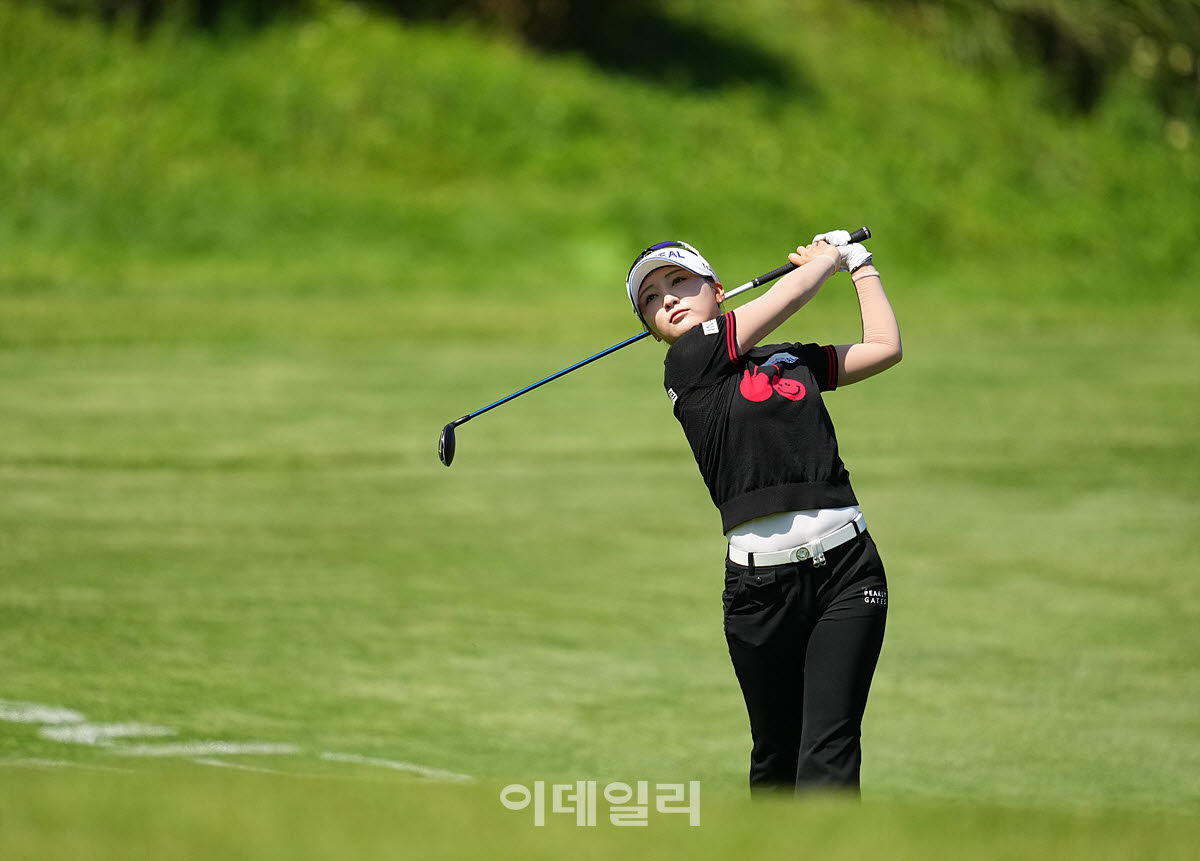 [이데일리 골프IN(대부도)=조원범 기자]19일 경기도 안산에 위치한 더헤븐 컨트리클럽(파72ㅣ6,819야드)에서 ‘하나금융그룹 챔피언십’(총상금 15억 원 우승상금 2억 7천만 원)3라운드가 열린 가운데 이예원(메디힐)이 18번홀에서 경기를 치르고 있다.