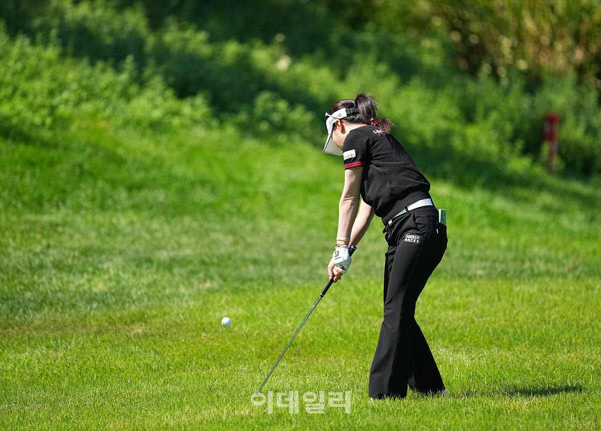 [이데일리 골프IN(대부도)=조원범 기자]19일 경기도 안산에 위치한 더헤븐 컨트리클럽(파72ㅣ6,819야드)에서 ‘하나금융그룹 챔피언십’(총상금 15억 원 우승상금 2억 7천만 원)3라운드가 열린 가운데 이예원(메디힐)이 18번홀에서 경기를 치르고 있다.