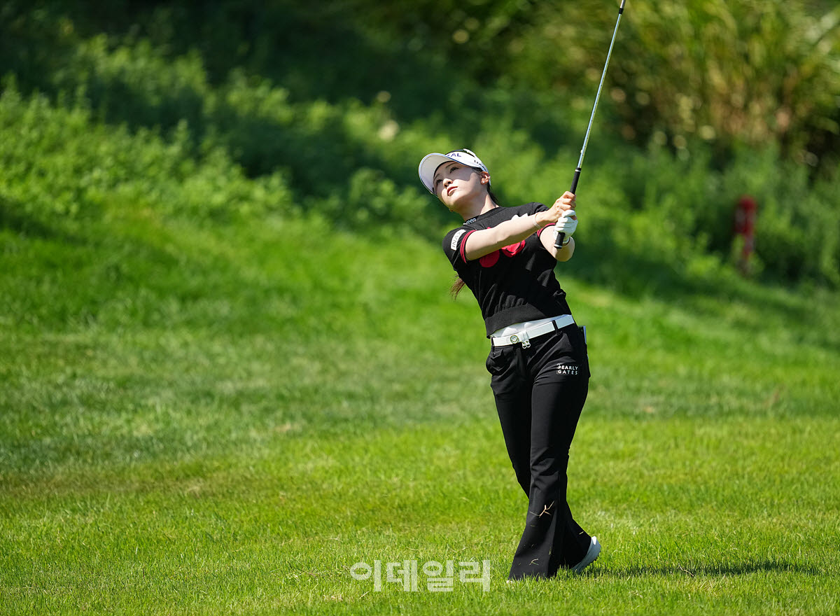 [이데일리 골프IN(대부도)=조원범 기자]19일 경기도 안산에 위치한 더헤븐 컨트리클럽(파72ㅣ6,819야드)에서 ‘하나금융그룹 챔피언십’(총상금 15억 원 우승상금 2억 7천만 원)3라운드가 열린 가운데 이예원(메디힐)이 18번홀에서 경기를 치르고 있다.