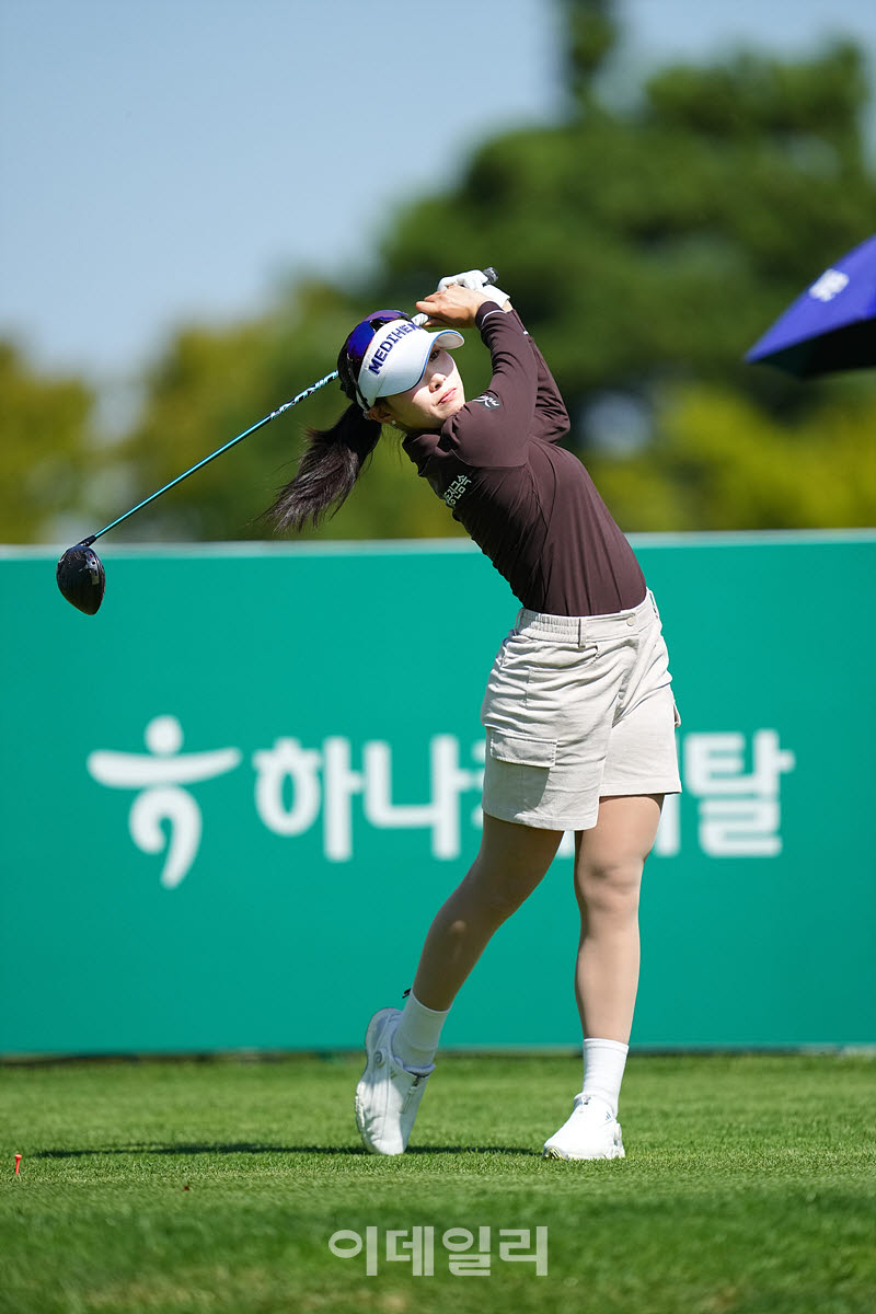[이데일리 골프IN(대부도)=조원범 기자]19일 경기도 안산에 위치한 더헤븐 컨트리클럽(파72ㅣ6,819야드)에서 ‘하나금융그룹 챔피언십’(총상금 15억 원 우승상금 2억 7천만 원)3라운드가 열린 가운데 안지현(메디힐)이 18번홀에서 경기를 치르고 있다.