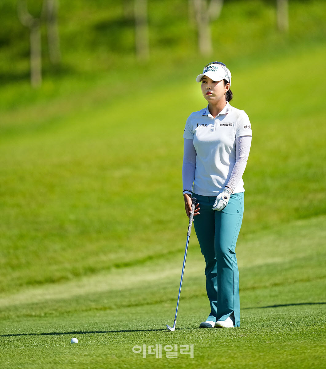 [이데일리 골프IN(대부도)=조원범 기자]19일 경기도 안산에 위치한 더헤븐 컨트리클럽(파72ㅣ6,819야드)에서 ‘하나금융그룹 챔피언십’(총상금 15억 원 우승상금 2억 7천만 원)3라운드가 열린 가운데 장은수(굿빈스)가 2번홀에서 경기를 치르고 있다.