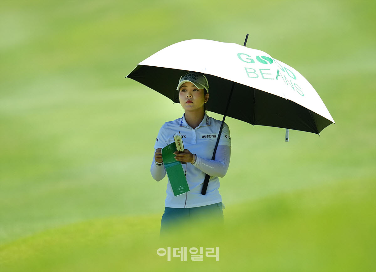 [이데일리 골프IN(대부도)=조원범 기자]19일 경기도 안산에 위치한 더헤븐 컨트리클럽(파72ㅣ6,819야드)에서 ‘하나금융그룹 챔피언십’(총상금 15억 원 우승상금 2억 7천만 원)3라운드가 열린 가운데 장은수(굿빈스)가 2번홀에서 경기를 치르고 있다.