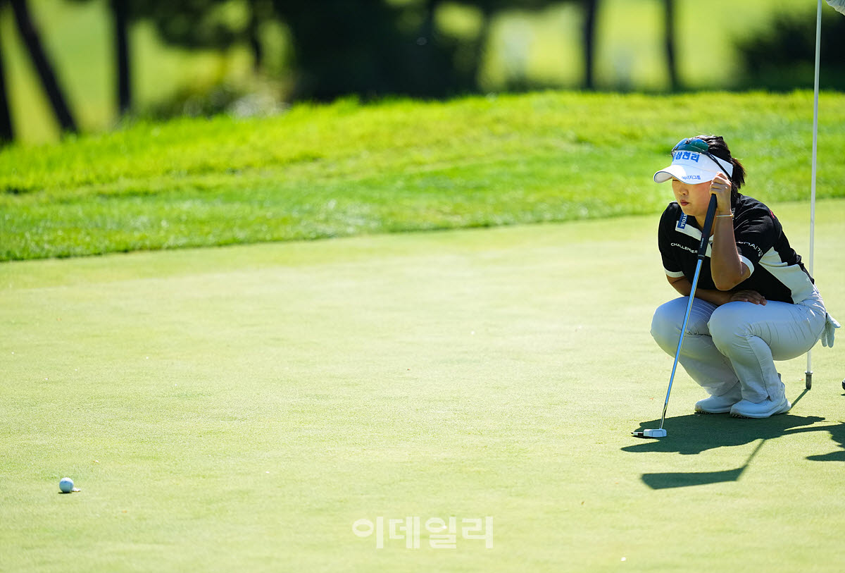 [이데일리 골프IN(대부도)=조원범 기자]19일 경기도 안산에 위치한 더헤븐 컨트리클럽(파72ㅣ6,819야드)에서 ‘하나금융그룹 챔피언십’(총상금 15억 원 우승상금 2억 7천만 원)3라운드가 열린 가운데 홍진영이 1번홀에서 경기를 치르고 있다.