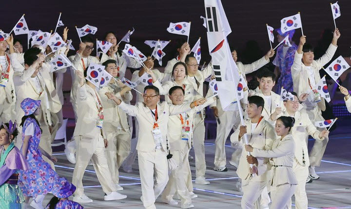 19일 일본 나고야 미즈호공원 육상경기장에서 열린 2026 아이치·나고야 아시안게임 개회식에서 한국 선수단이 입장하고 있다. 사진=연합뉴스