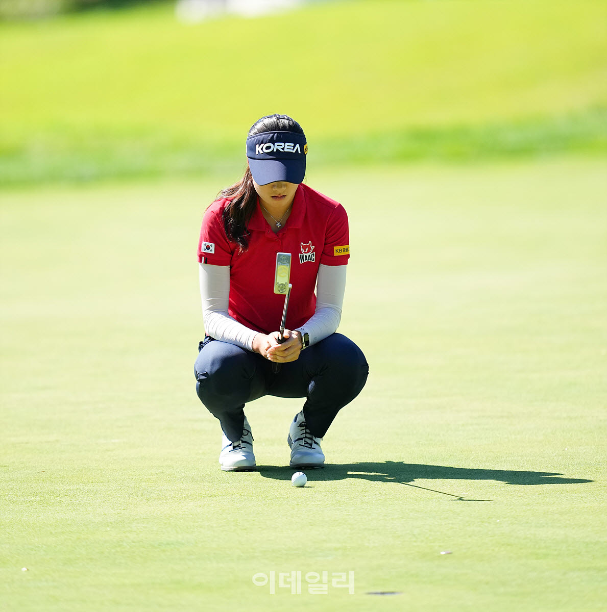 [이데일리 골프IN(대부도)=조원범 기자]19일 경기도 안산에 위치한 더헤븐 컨트리클럽(파72ㅣ6,819야드)에서 ‘하나금융그룹 챔피언십’(총상금 15억 원 우승상금 2억 7천만 원)3라운드가 열린 가운데 아마추어 양윤서가 1번홀에서 경기를 치르고 있다.