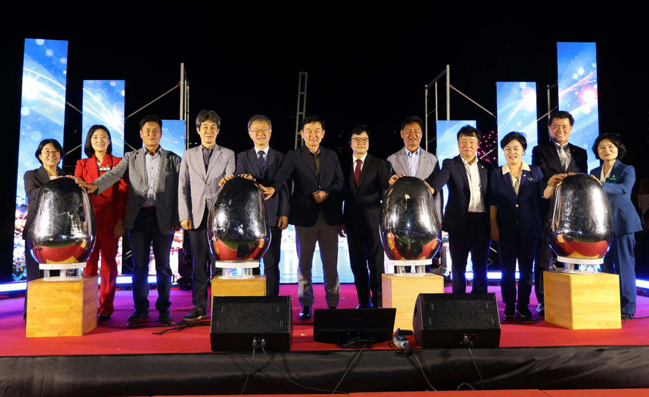 장인홍(왼쪽 다섯 번째) 구로구청장과 참석자들이 18일 안양천 빛축제에서 점등식을 하고 있다. (사진=구로구)
