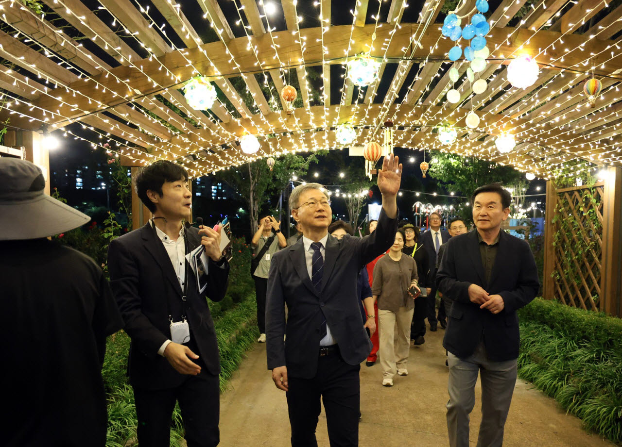 장인홍(가운데) 구로구청장이 ‘2026 안양천 빛축제’ 축제장을 둘러보며 안전상황 등을 점검하고 있다. (사진=구로구)