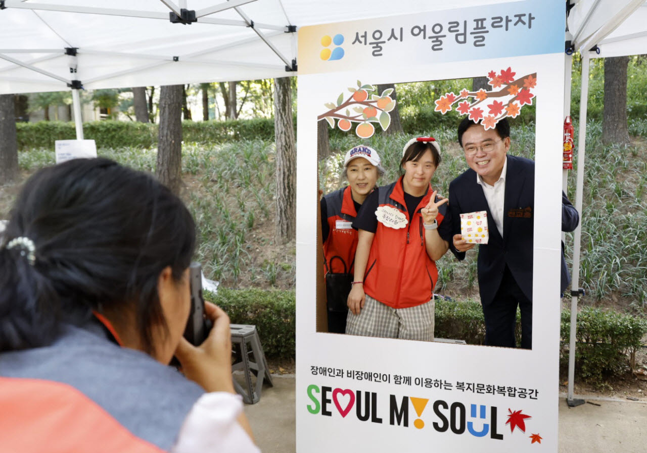 진교훈(오른쪽 첫 번째) 강서구청장(오른쪽 첫 번째)이 19일 그라나다 한마당 축제에서 구민들과 기념촬영을 하고 있다. (사진=강서구)