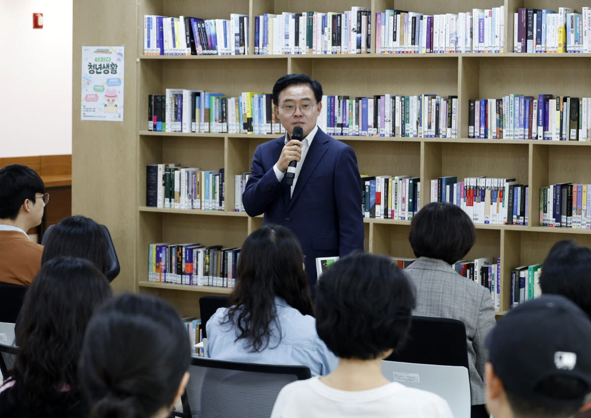 진교훈 강서구청장이 19일 청년의 날 기념행사 ‘어쩌다 청년생활’에 참석해 인사말을 하고 있다.