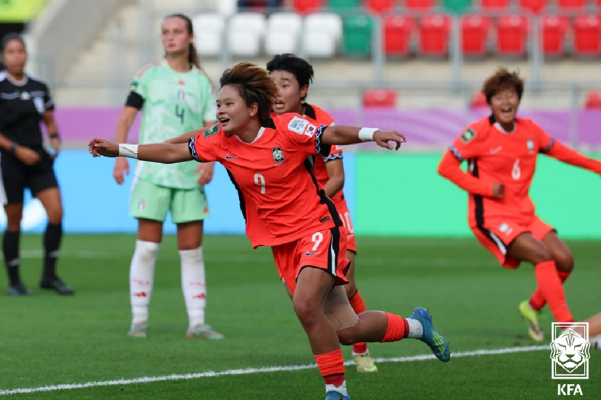 한국 여자 U-20 축구대표팀 이하인이 이탈리아와 8강전에서 동점골을 터뜨린 뒤 기뻐하고 있다. 사진=대한축구협회