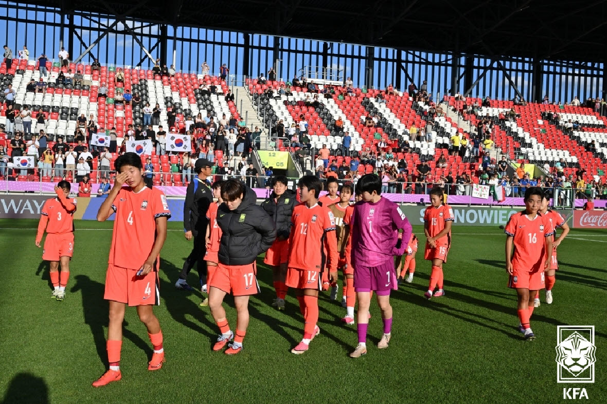 한국 여자 U-20 대표팀 선수들이 이탈리아에 아쉽게 패한 뒤 눈물을 흘리며 경기장을 빠져나오고 있다. 사진=대한축구협회