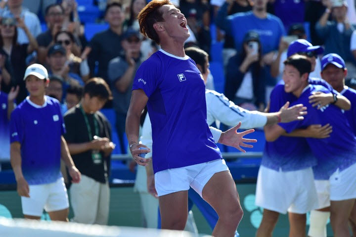 19일 서울 올림픽공원 테니스장에서 열린 2026 데이비스컵 테니스 최종 본선 진출전 2라운드 둘째 날 단식 경기에서 수미트 나갈(247위)에게 2-0(6-1 6-2)으로 승리하며 8강 진출을 확정 지은 한국의 권순우가 기뻐하고 있다. 사진=대한테니스협회