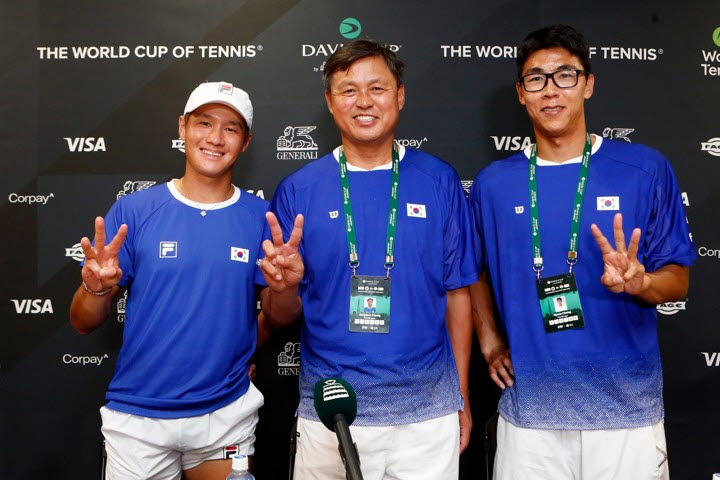 19일 서울 올림픽공원 테니스장에서 열린 2026 데이비스컵 테니스 최종 본선 진출전 2라운드 경기에서 승리하며 8강 진출에 성공한 한국의 권순우(왼쪽부터), 정종삼 감독, 정현이 기념촬영을 하고 있다. 사진=대한테니스협회