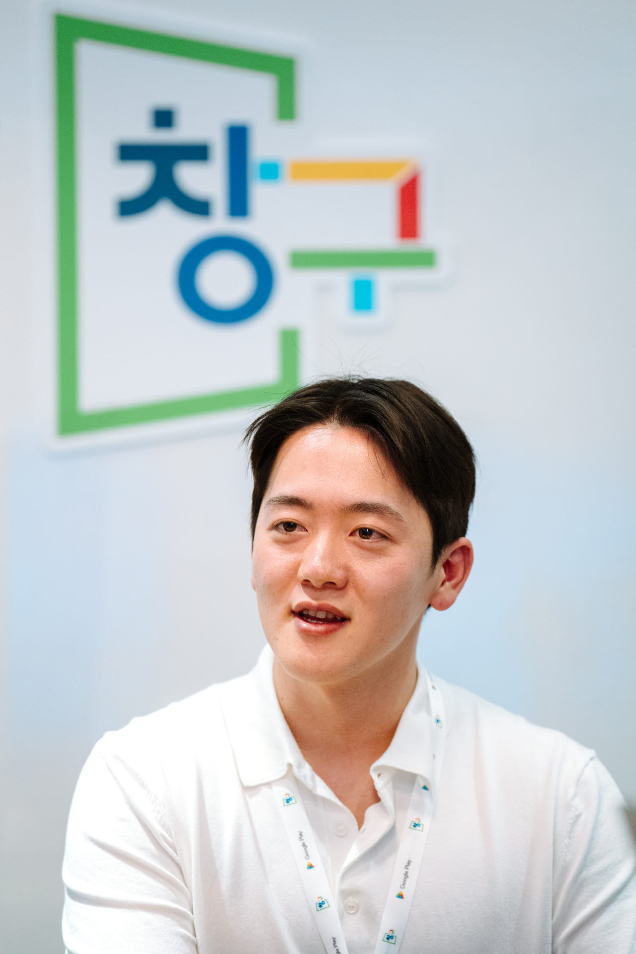 김윤후 리비엣(LIVIET) 대표가 지난 18일 구글 싱가포르 오피스에서 한국 취재진들과 인터뷰를 하고 있다. (사진=구글)