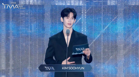 김수현(사진='2026 '더팩트 뮤직 어워즈' 중계화면 캡처)