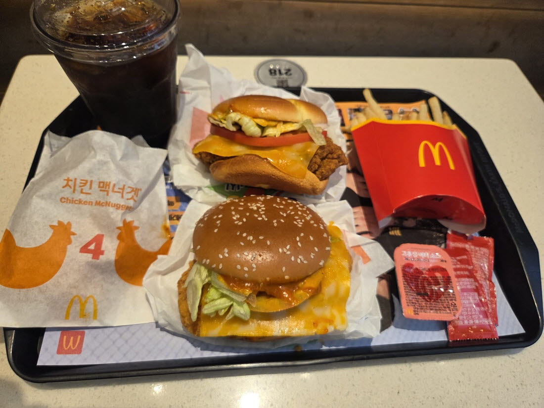사진 위쪽은 ‘맥크리스피 고추장 버터’, 아래쪽은 ‘맥스파이시 고추장 버터’. 두 제품 모두 고추장 버터 소스를 사용하지만 패티와 번 구성이 다르다. (사진=한전진 기자)