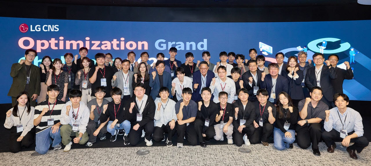LG CNS가 주최한 ‘최적화 그랜드 챌린지 2026’ 시상식 후 대회 수상자 및 관계자들이 기념사진을 촬영하는 모습 (사진=LG CNS)