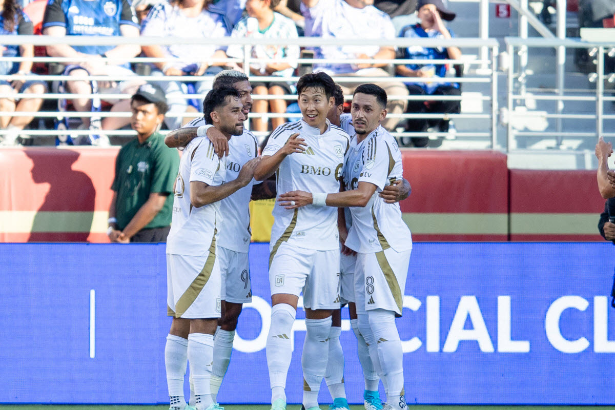 LAFC 손흥민이 골을 터뜨린 뒤 동료들로부터 축하를 받고 있다. 사진=AFPBBNews
