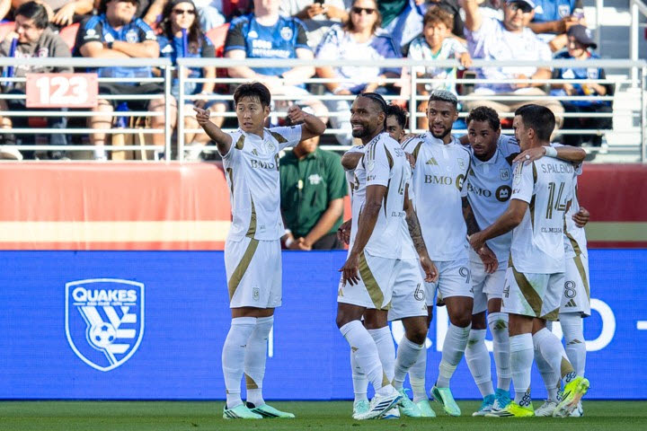 LAFC 손흥민이 골을 넣은 뒤 동료들과 함께 골세리머니를 펼치고 있다. 사진=AFPBBNews