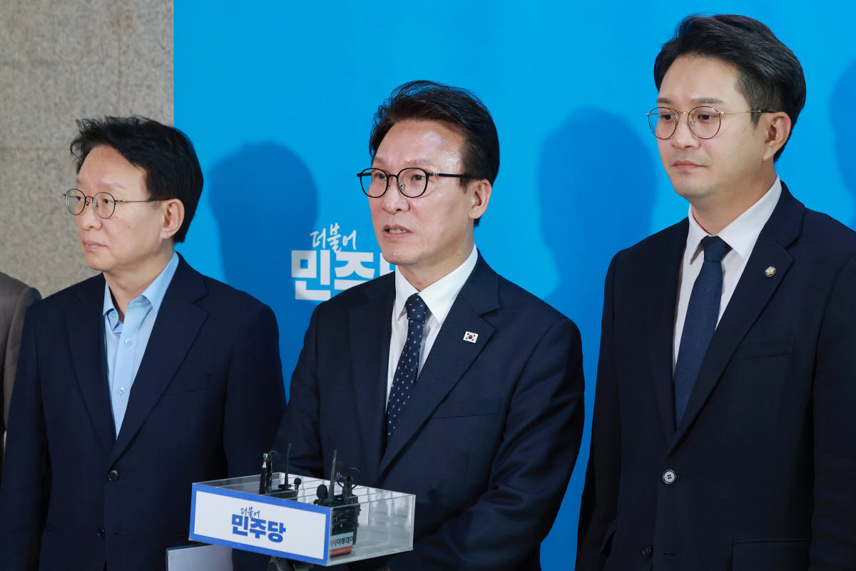 김민석 더불어민주당 대표가 18일 국회에서 이재명 대통령 기자회견 생중계를 본 뒤 취재진을 만나 소감을 말하고 있다.(사진=연합뉴스)