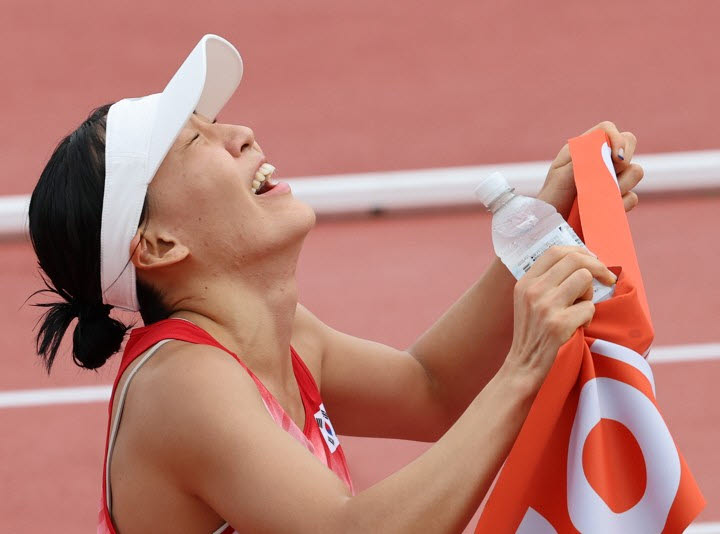 20일 일본 아이치현 안조 스포츠파크에서 열린 2026 아이치·나고야 아시안게임 근대5종 여자 개인 결승 레이저런 경기. 한국 성승민이 결승선을 통과하며 한국 선수단에 첫 금메달을 안기고 있다. 사진=연합뉴스