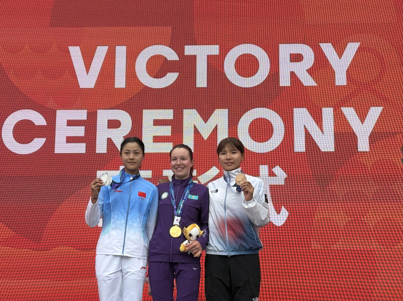 사이클 여자 개인 도로독주 동메달을 차지한 신지은(오른쪽). 사진=대한사이클연맹