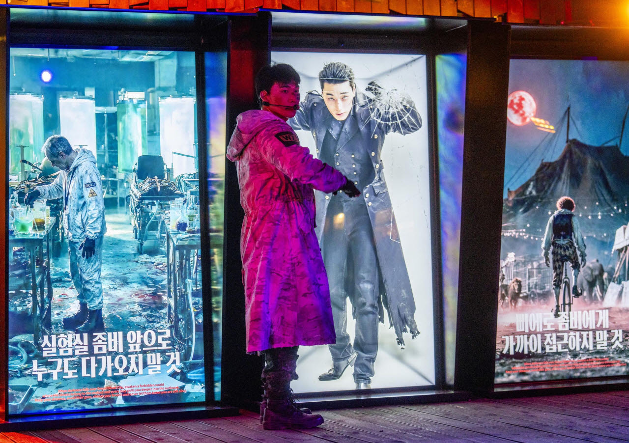 에버랜드 블러드 시티에 설치된 삼성전자 '스페이셜 사이니지'. 올해 에버랜드 블러드시티의 광고 모델인 그룹 에이티즈(ATEEZ) 산이 파격적인 '좀비돌' 모습으로 등장한다. (사진=삼성전자)