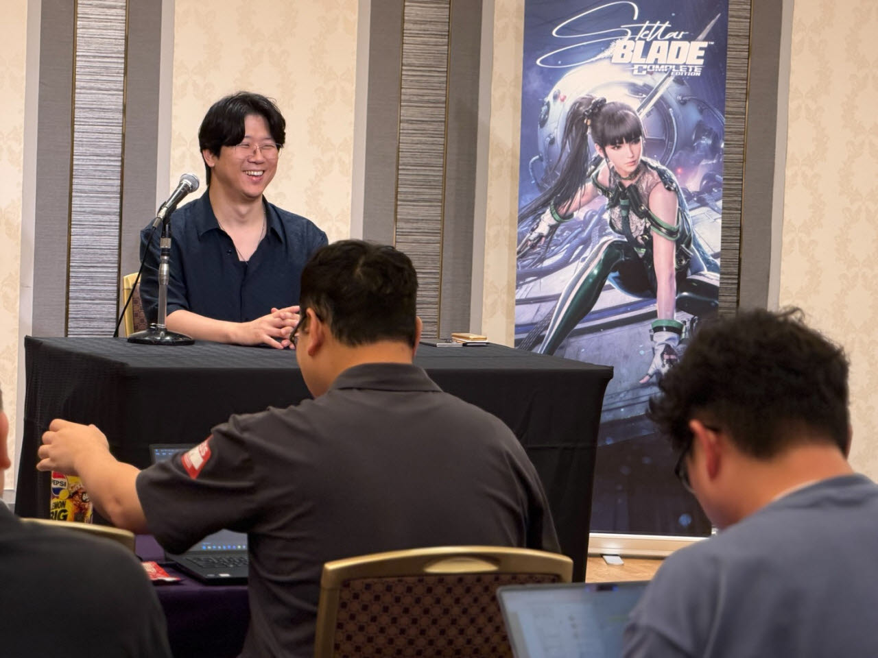 김형태 시프트업 대표가 18일 도쿄게임쇼(TGS) 현장에서 한국 언론과 간담회를 진행하고 있다. (사진=시프트업)