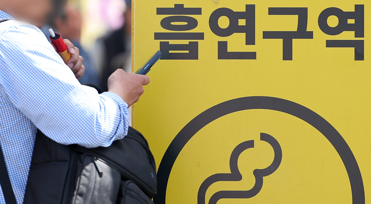 서울 중구 서울역 인근 흡연장소. (사진=뉴스1).