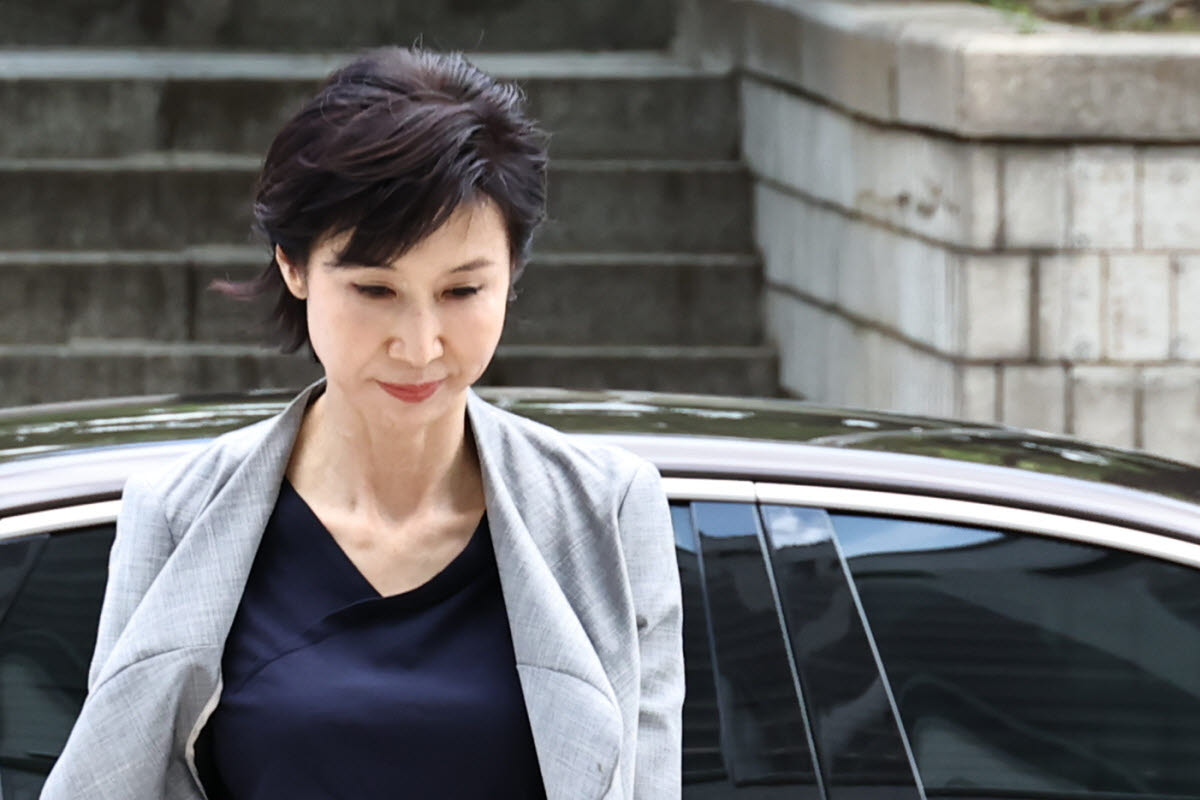 지난 6월, 노소영 아트센터 나비 관장이 서울 서초구 서울중앙지방법원에서 열린 재산 분할 파기환송심 2차 변론기일에 출석하기 위해 법정으로 향하고 있다.(사진=연합뉴스)