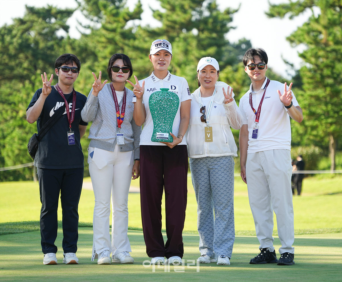 [포토]김민선,와우 매니저먼트사 임직원들과 함께