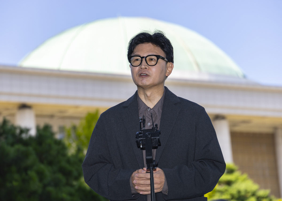 한동훈 무소속 의원이 20일 국회에서 취재진과 만나 김승원 법무부 장관 후보자 사퇴와 이에 따른 더불어민주당의 대응과 관련해 입장을 밝히고 있다.(사진=연합뉴스)