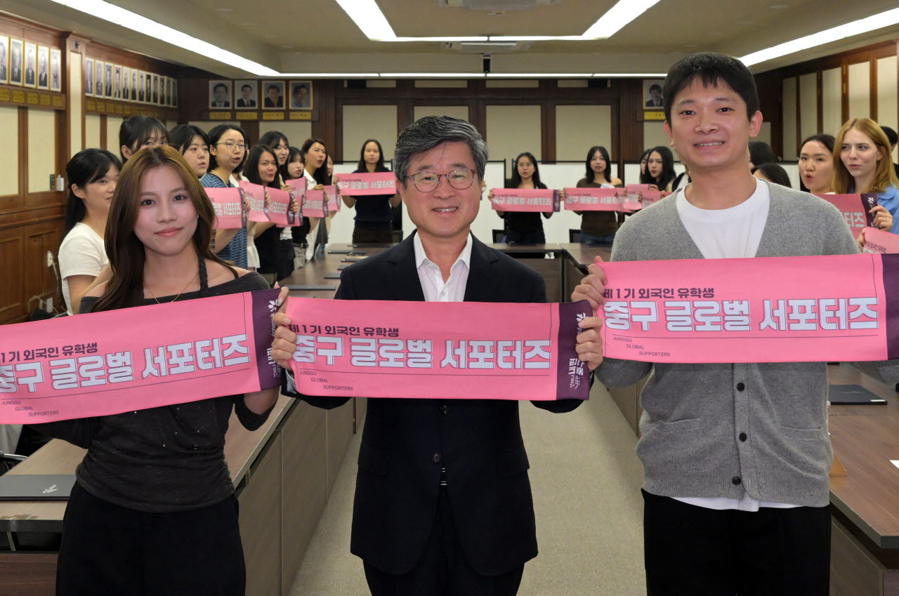 김길성(가운데) 중구청장이 지난 17일  제1기 글로벌 서포터즈 발대식에서 서포터즈들과 기념촬영을 하고 있다. (사진=중구)