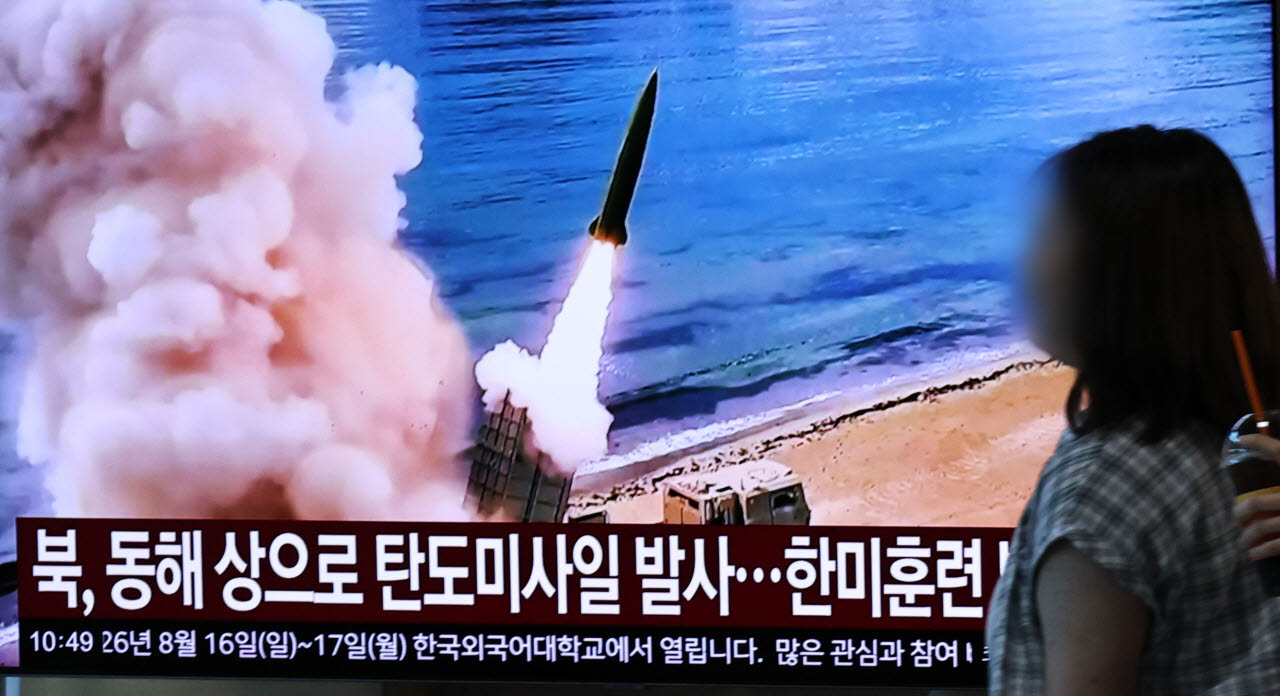 북한이 한미 연합훈련 '을지 자유의 방패'(UFS)를 앞두고 동해상으로 탄도 미사일을 발사한 지난 8월12일 서울역 대합실에서 관련 뉴스가 방송되고 있다.(사진=연합뉴스)
