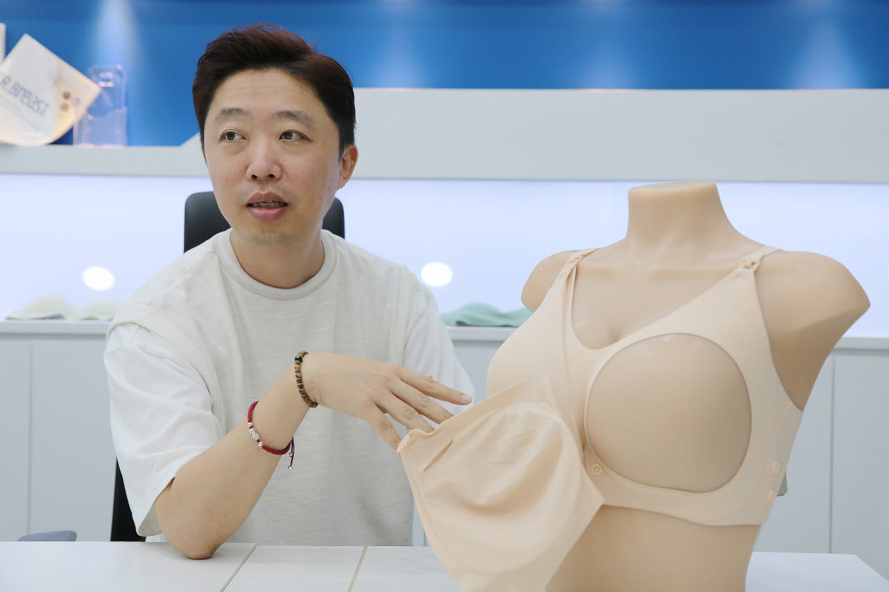 연봉근 안티그래비티 대표가 주력 제품인 ‘닥터브레스트’에 대해 설명하고 있다. (사진=한국여성경제인협회)