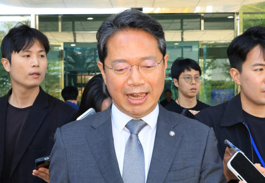 김승원 법무부 장관 후보자가 19일 사퇴 기자회견을 마치고 국회 소통관을 나서고 있다 (사진=연합뉴스)