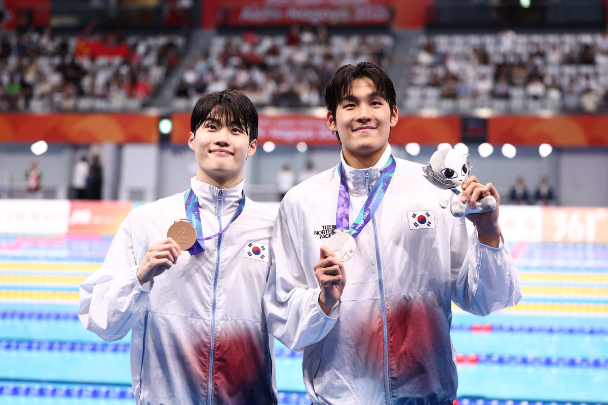 20일 도쿄 아쿠아틱스 센터에서 열린 2026 아이치·나고야 아시안게임 수영 남자 100m 자유형 결승에서 은메달과 동메달을 획득한 한국 김영범(왼쪽), 황선우가 기념촬영하고 있다. 사지=연합뉴스