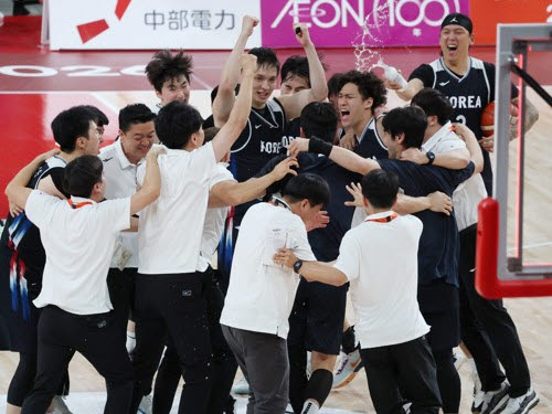 20일 일본 나고야 아이치 인터내셔널 아레나에서 열린 2026 아이치·나고야 아시안게임 남자 농구 결승전 대한민국 대 일본의 경기. 승리를 거둔 대한민국 이현중을 비롯한 선수들이 기뻐하고 있다. 사진=연합뉴스
